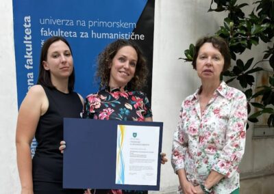 MOK UP FHŠ podelila priznanje za izvedbo poletnih tečajev slovenskega jezika