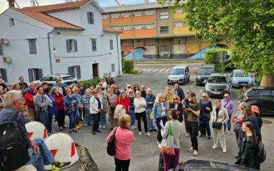 Skupinski sprehod po Bošadragi priklical spomine z vonji in okusi