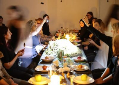 Vsi mi, bližnji in tuji drug drugemu: umetniško raziskovanje študentov Fakultete za humanistične študije