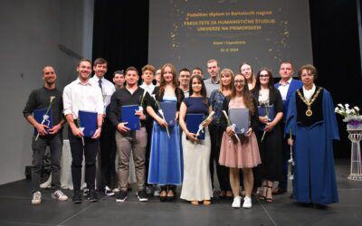 Diplomske listine v roke 81 novim diplomantom UP FHŠ