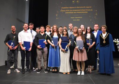 Diplomske listine v roke 81 novim diplomantom UP FHŠ