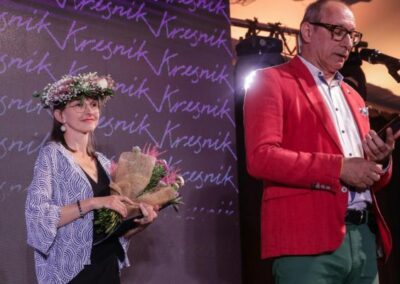 Kresnik za najboljši roman v roke nekdanji študentki FHŠ Anji Mugerli