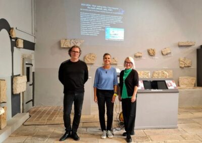 Izr. prof. dr. Martina Blečić Kavur in izr. prof. dr. Boris Kavur v Osorju o osorskih grobovih in arheoloških predmetih