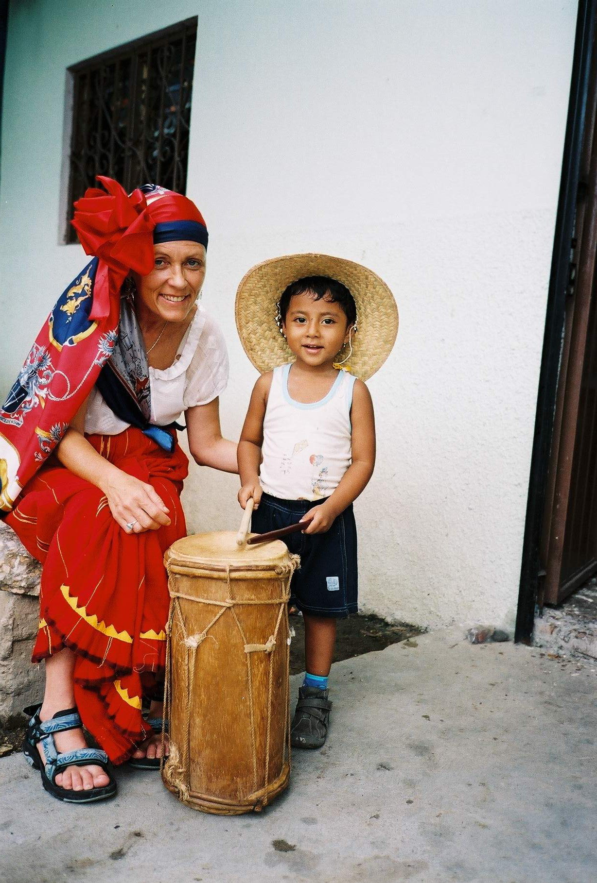 sveti-prostori-majev Majevka v pisanih oblačilih z otrokom