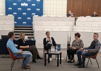 Kako umetna inteligenca spreminja prevajalski in tolmaški poklic? Sodelavka Oddelka za uporabno jezikoslovje na strokovni razpravi